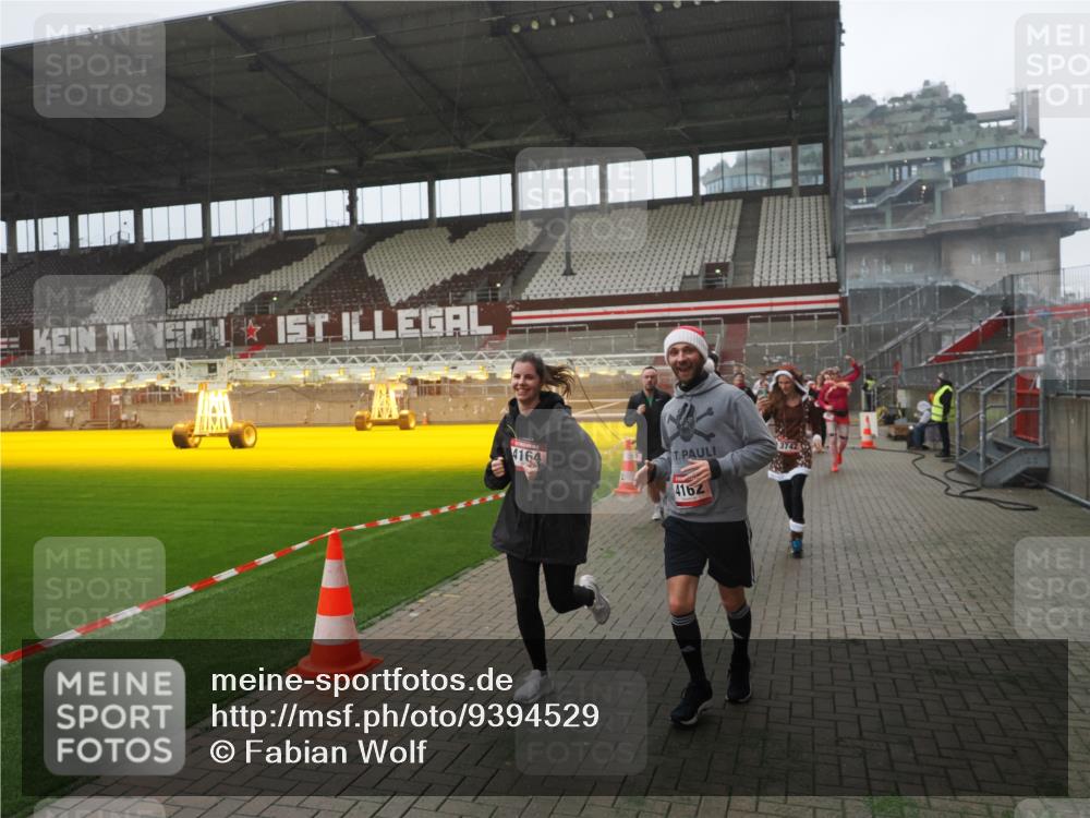 07.12.2025 - St. Pauli X-Mass-Run No. 15 Fabian Wolf http://msf.ph/oto/9394529 07.12.2025 10:25:39 Ziel 50, 129, 211, 369, 398, 404, 1069, 2104, 2680, 3742, 3779, 4162, 4164, 4202, 4372, 4373, 4501 meine-sportfotos.de
