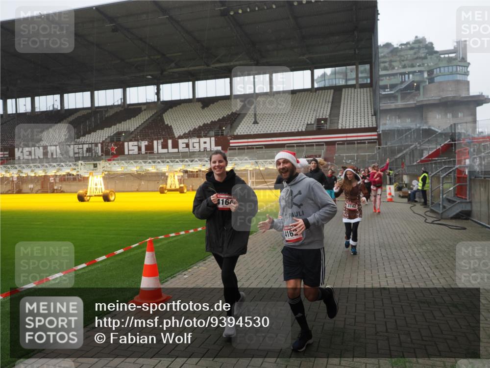 07.12.2025 - St. Pauli X-Mass-Run No. 15 Fabian Wolf http://msf.ph/oto/9394530 07.12.2025 10:25:39 Ziel 50, 129, 211, 369, 398, 404, 1069, 2104, 2680, 3742, 3779, 4162, 4164, 4202, 4372, 4373, 4501 meine-sportfotos.de