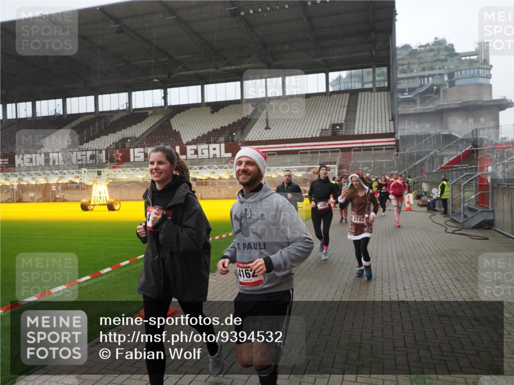 07.12.2025 - St. Pauli X-Mass-Run No. 15 Fabian Wolf http://msf.ph/oto/9394532 07.12.2025 10:25:39 Ziel 50, 129, 211, 369, 398, 404, 1069, 2104, 2680, 3742, 3779, 4162, 4164, 4202, 4372, 4373, 4501 meine-sportfotos.de