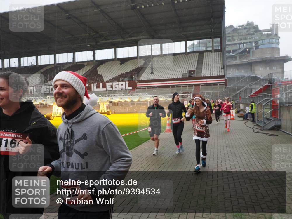 07.12.2025 - St. Pauli X-Mass-Run No. 15 Fabian Wolf http://msf.ph/oto/9394534 07.12.2025 10:25:40 Ziel 50, 129, 211, 369, 374, 387, 398, 404, 1069, 2104, 2680, 3742, 3779, 4162, 4164, 4202, 4372, 4373, 4501 meine-sportfotos.de
