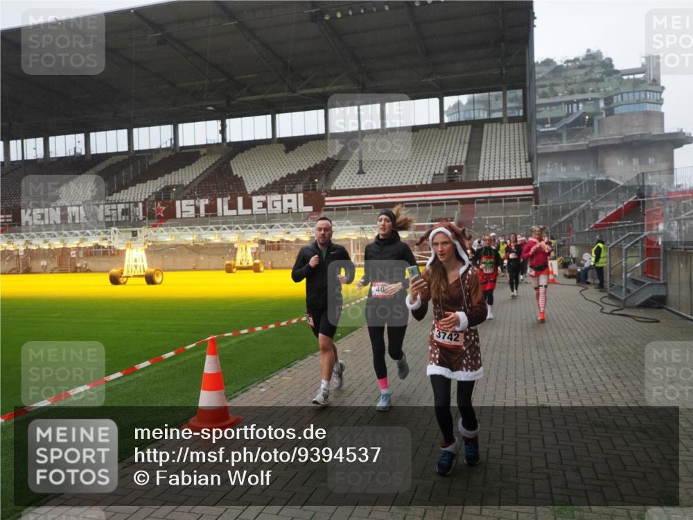 07.12.2025 - St. Pauli X-Mass-Run No. 15 Fabian Wolf http://msf.ph/oto/9394537 07.12.2025 10:25:40 Ziel 50, 129, 211, 369, 374, 387, 398, 404, 1069, 2104, 2680, 3742, 3779, 4162, 4164, 4202, 4372, 4373, 4501 meine-sportfotos.de
