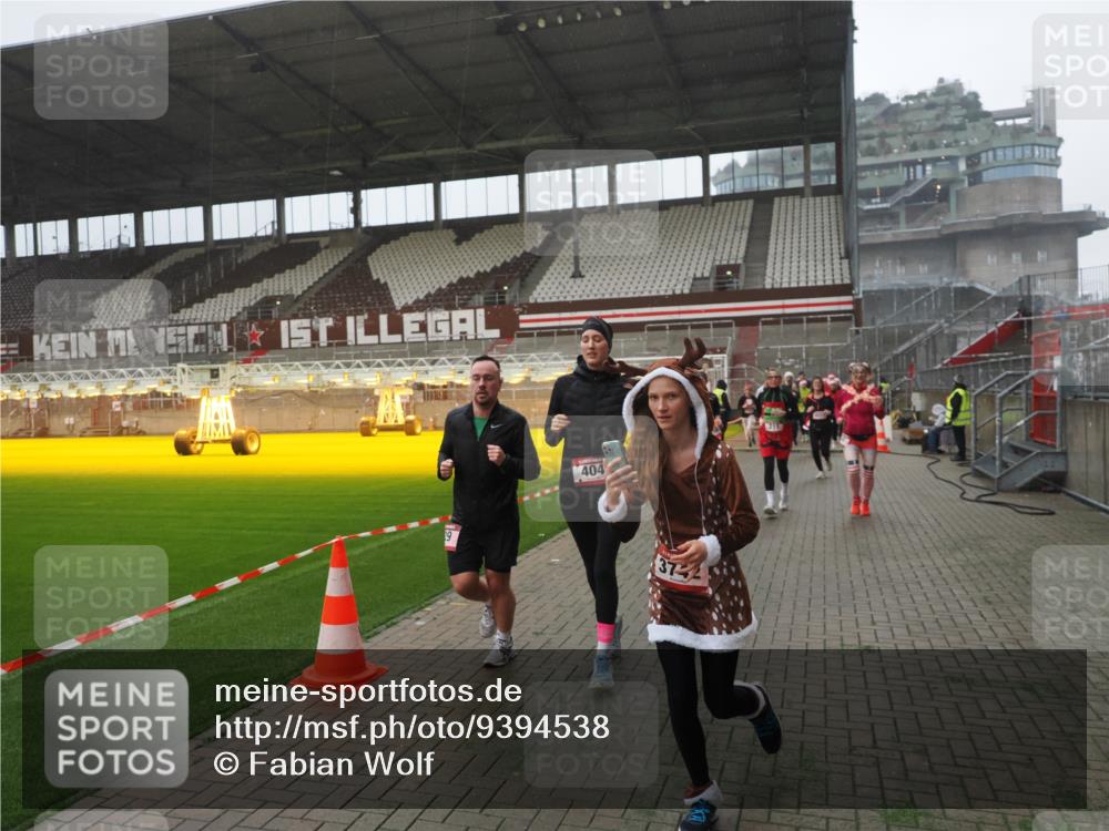 07.12.2025 - St. Pauli X-Mass-Run No. 15 Fabian Wolf http://msf.ph/oto/9394538 07.12.2025 10:25:41 Ziel 50, 129, 211, 369, 374, 387, 398, 404, 1069, 2041, 2104, 2149, 2215, 2680, 3742, 3779, 4162, 4164, 4202, 4372, 4373, 4501 meine-sportfotos.de