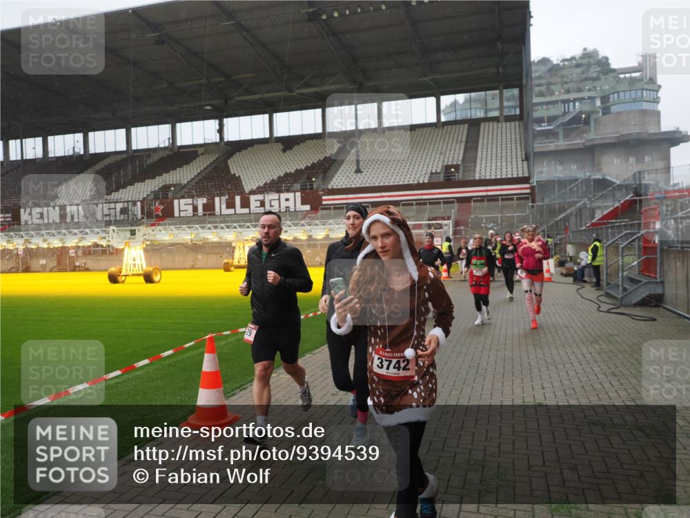 07.12.2025 - St. Pauli X-Mass-Run No. 15 Fabian Wolf http://msf.ph/oto/9394539 07.12.2025 10:25:41 Ziel 50, 129, 211, 369, 374, 387, 398, 404, 1069, 2041, 2104, 2149, 2215, 2680, 3742, 3779, 4162, 4164, 4202, 4372, 4373, 4501 meine-sportfotos.de