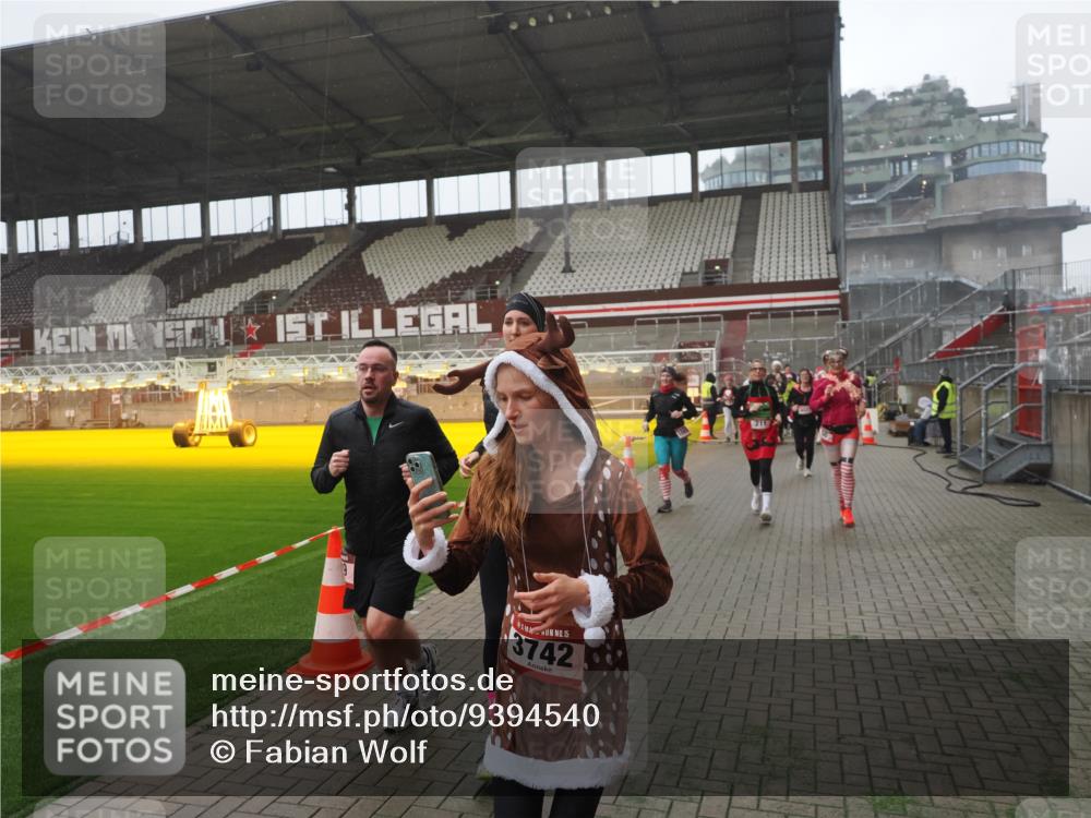 07.12.2025 - St. Pauli X-Mass-Run No. 15 Fabian Wolf http://msf.ph/oto/9394540 07.12.2025 10:25:41 Ziel 50, 129, 211, 369, 374, 387, 398, 404, 1069, 2041, 2104, 2149, 2215, 2680, 3742, 3779, 4162, 4164, 4202, 4372, 4373, 4501 meine-sportfotos.de