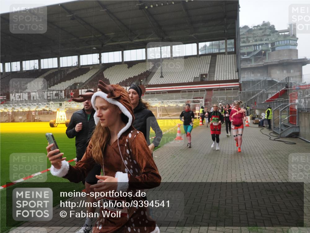 07.12.2025 - St. Pauli X-Mass-Run No. 15 Fabian Wolf http://msf.ph/oto/9394541 07.12.2025 10:25:41 Ziel 50, 129, 211, 369, 374, 387, 398, 404, 1069, 2041, 2104, 2149, 2215, 2680, 3742, 3779, 4162, 4164, 4202, 4372, 4373, 4501 meine-sportfotos.de