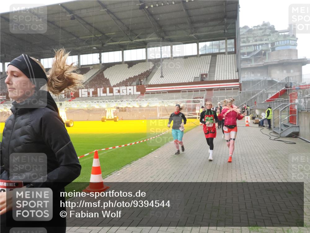 07.12.2025 - St. Pauli X-Mass-Run No. 15 Fabian Wolf http://msf.ph/oto/9394544 07.12.2025 10:25:42 Ziel 50, 129, 211, 369, 374, 387, 398, 404, 1069, 2041, 2104, 2106, 2149, 2191, 2215, 2680, 3742, 3779, 4162, 4164, 4202, 4372, 4373, 4501 meine-sportfotos.de