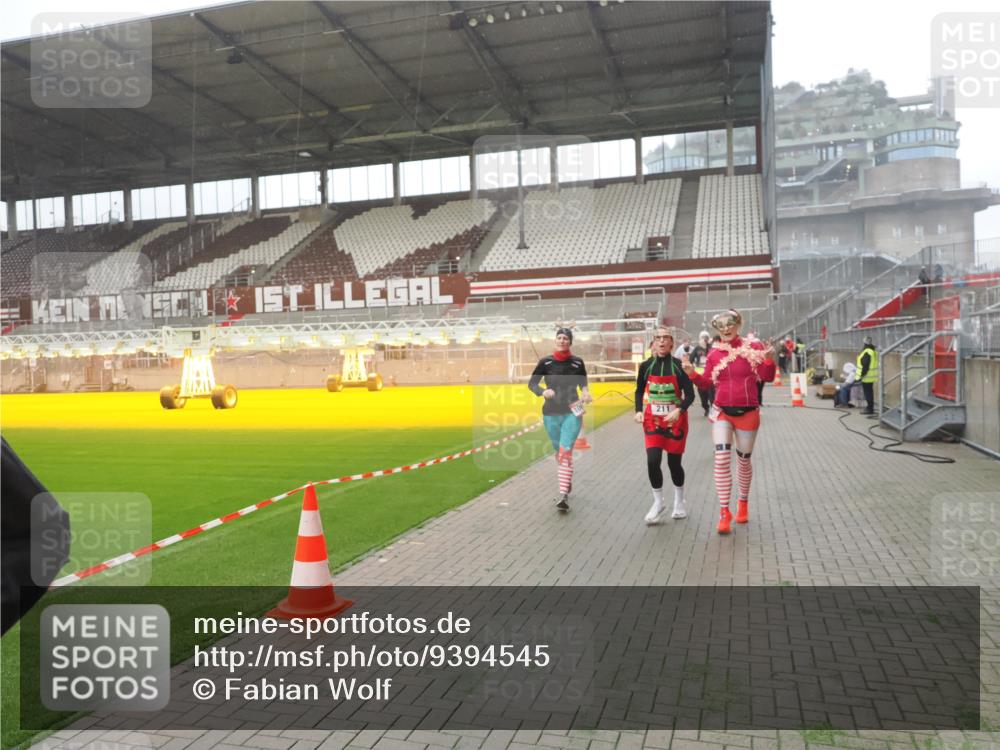 07.12.2025 - St. Pauli X-Mass-Run No. 15 Fabian Wolf http://msf.ph/oto/9394545 07.12.2025 10:25:42 Ziel 50, 129, 211, 369, 374, 387, 398, 404, 1069, 2041, 2104, 2106, 2149, 2191, 2215, 2680, 3742, 3779, 4162, 4164, 4202, 4372, 4373, 4501 meine-sportfotos.de