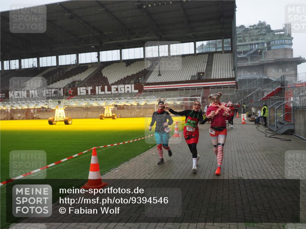 07.12.2025 - St. Pauli X-Mass-Run No. 15 Fabian Wolf http://msf.ph/oto/9394546 07.12.2025 10:25:42 Ziel 50, 129, 211, 369, 374, 387, 398, 404, 1069, 2041, 2104, 2106, 2149, 2191, 2215, 2680, 3742, 3779, 4162, 4164, 4202, 4372, 4373, 4501 meine-sportfotos.de
