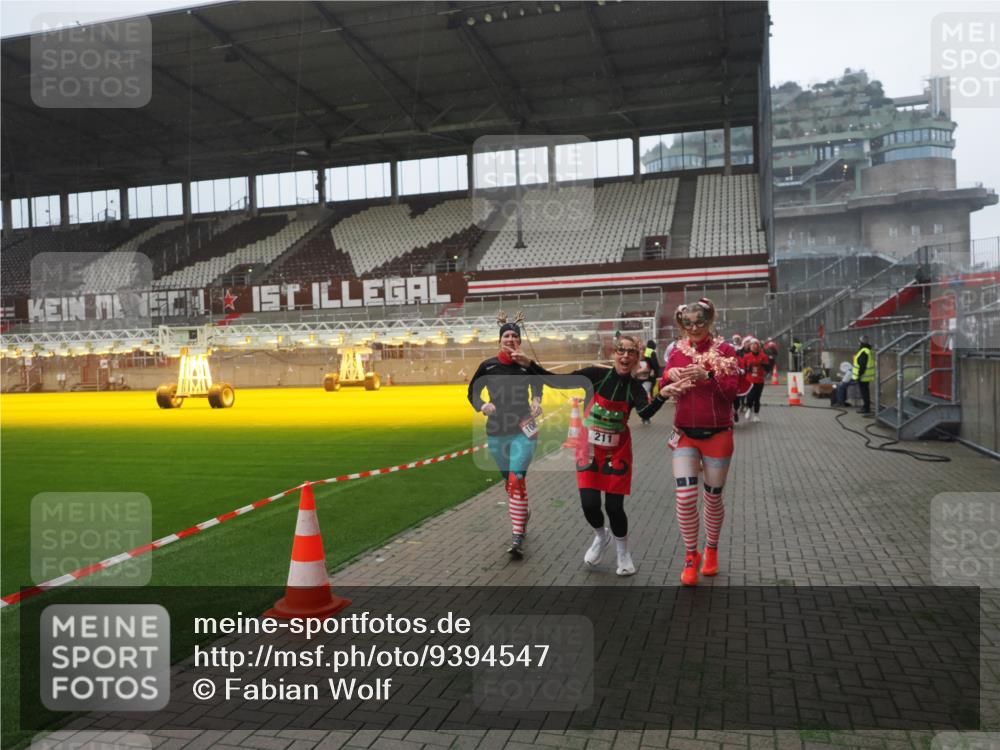 07.12.2025 - St. Pauli X-Mass-Run No. 15 Fabian Wolf http://msf.ph/oto/9394547 07.12.2025 10:25:43 Ziel 50, 129, 211, 369, 374, 387, 398, 404, 1069, 2041, 2104, 2106, 2149, 2191, 2215, 2680, 3742, 3779, 4162, 4164, 4202, 4372, 4373, 4501 meine-sportfotos.de