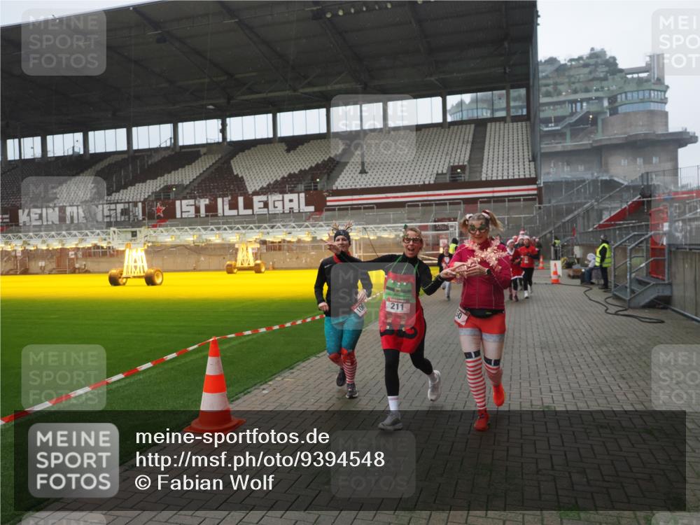 07.12.2025 - St. Pauli X-Mass-Run No. 15 Fabian Wolf http://msf.ph/oto/9394548 07.12.2025 10:25:43 Ziel 50, 129, 211, 369, 374, 387, 398, 404, 1069, 2041, 2104, 2106, 2149, 2191, 2215, 2680, 3742, 3779, 4162, 4164, 4202, 4372, 4373, 4501 meine-sportfotos.de