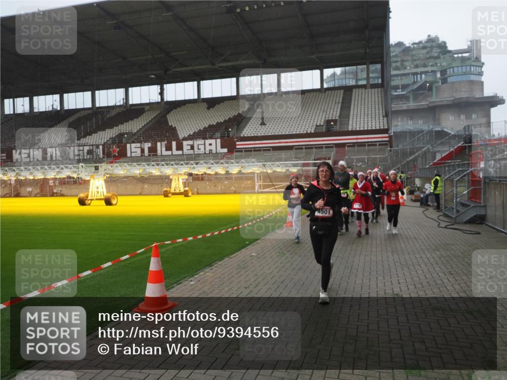 07.12.2025 - St. Pauli X-Mass-Run No. 15 Fabian Wolf http://msf.ph/oto/9394556 07.12.2025 10:25:45 Ziel 50, 129, 211, 369, 374, 387, 398, 404, 1069, 2041, 2104, 2106, 2149, 2191, 2215, 2680, 2896, 3742, 3779, 3918, 4162, 4164, 4202, 4372, 4373, 4501 meine-sportfotos.de