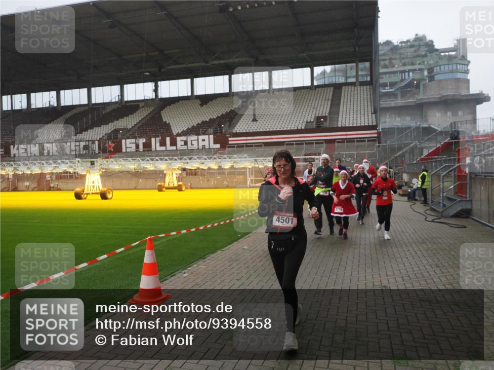 07.12.2025 - St. Pauli X-Mass-Run No. 15 Fabian Wolf http://msf.ph/oto/9394558 07.12.2025 10:25:45 Ziel 50, 129, 211, 369, 374, 387, 398, 404, 1069, 2041, 2104, 2106, 2149, 2191, 2215, 2680, 2896, 3742, 3779, 3918, 4162, 4164, 4202, 4372, 4373, 4501 meine-sportfotos.de