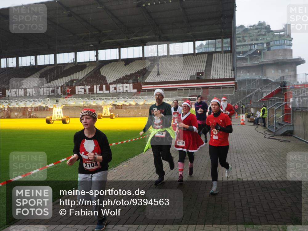 07.12.2025 - St. Pauli X-Mass-Run No. 15 Fabian Wolf http://msf.ph/oto/9394563 07.12.2025 10:25:47 Ziel 50, 129, 211, 369, 374, 387, 398, 404, 1069, 1227, 1538, 1586, 2041, 2104, 2106, 2149, 2191, 2215, 2896, 3742, 3779, 3910, 3918, 4162, 4164, 4202, 4300, 4301, 4372, 4373, 4501 meine-sportfotos.de