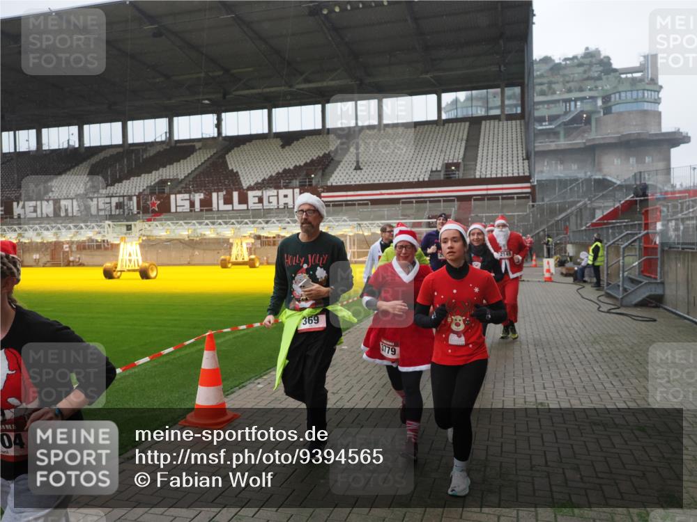 07.12.2025 - St. Pauli X-Mass-Run No. 15 Fabian Wolf http://msf.ph/oto/9394565 07.12.2025 10:25:47 Ziel 50, 129, 211, 369, 374, 387, 398, 404, 1069, 1227, 1538, 1586, 2041, 2104, 2106, 2149, 2191, 2215, 2896, 3742, 3779, 3910, 3918, 4162, 4164, 4202, 4300, 4301, 4372, 4373, 4501 meine-sportfotos.de