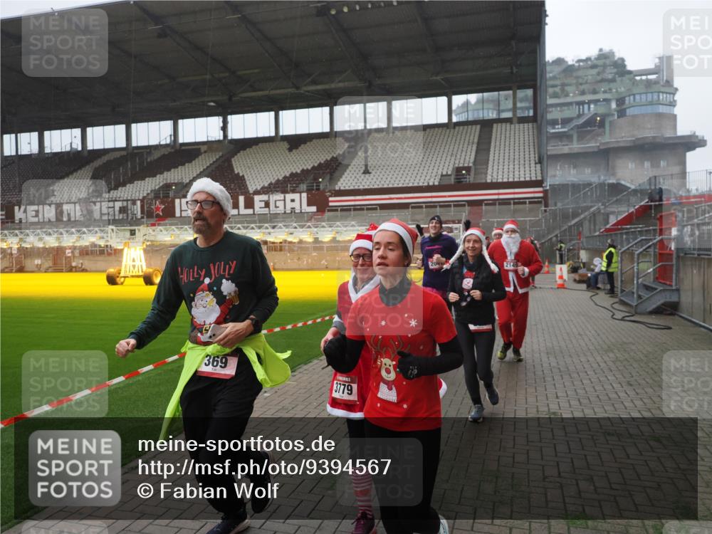 07.12.2025 - St. Pauli X-Mass-Run No. 15 Fabian Wolf http://msf.ph/oto/9394567 07.12.2025 10:25:48 Ziel 50, 129, 211, 369, 374, 387, 398, 404, 1069, 1227, 1538, 1581, 1586, 2041, 2104, 2106, 2149, 2191, 2215, 2896, 3742, 3779, 3910, 3918, 4162, 4164, 4202, 4300, 4301, 4501 meine-sportfotos.de