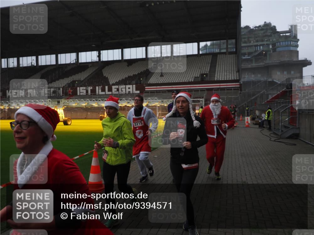 07.12.2025 - St. Pauli X-Mass-Run No. 15 Fabian Wolf http://msf.ph/oto/9394571 07.12.2025 10:25:48 Ziel 50, 129, 211, 369, 374, 387, 398, 404, 1069, 1227, 1538, 1581, 1586, 2041, 2104, 2106, 2149, 2191, 2215, 2896, 3742, 3779, 3910, 3918, 4162, 4164, 4202, 4300, 4301, 4501 meine-sportfotos.de