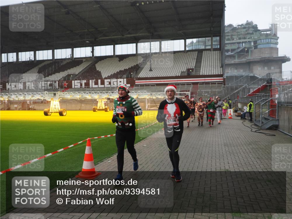 07.12.2025 - St. Pauli X-Mass-Run No. 15 Fabian Wolf http://msf.ph/oto/9394581 07.12.2025 10:25:50 Ziel 50, 129, 211, 369, 374, 387, 398, 404, 1069, 1227, 1538, 1581, 1586, 2041, 2104, 2106, 2149, 2191, 2215, 2896, 3742, 3779, 3910, 3918, 4162, 4164, 4300, 4301, 4501, 4775, 4782 meine-sportfotos.de