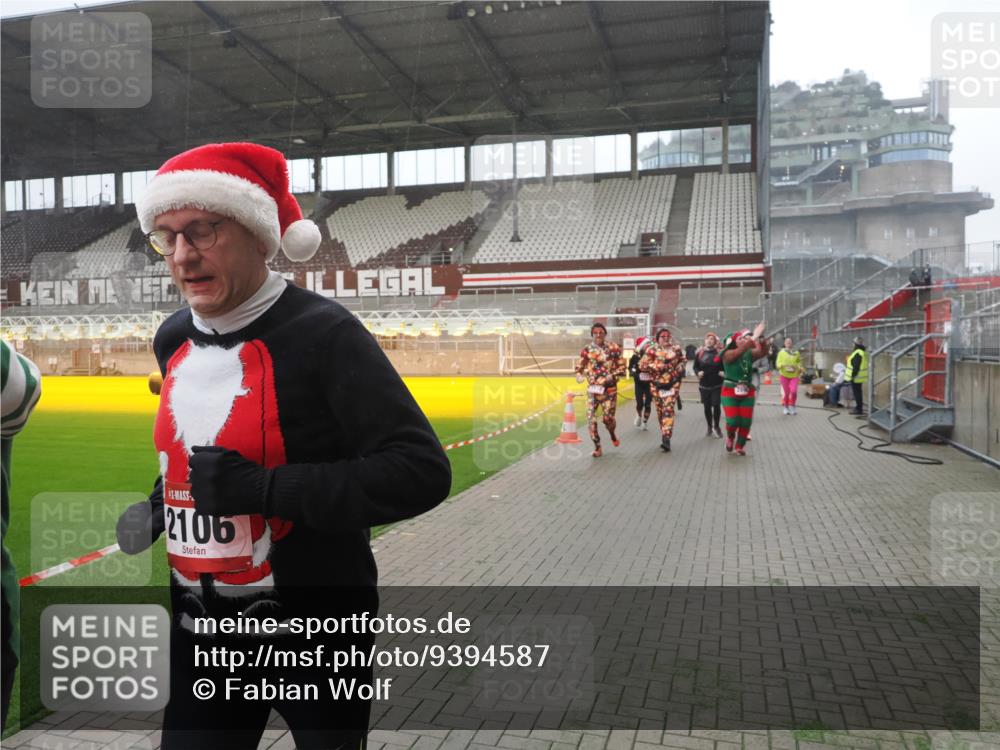 07.12.2025 - St. Pauli X-Mass-Run No. 15 Fabian Wolf http://msf.ph/oto/9394587 07.12.2025 10:25:52 Ziel 50, 129, 211, 369, 374, 387, 398, 404, 422, 1069, 1227, 1538, 1561, 1581, 1586, 2041, 2104, 2106, 2149, 2191, 2215, 2896, 3742, 3779, 3805, 3910, 3918, 4300, 4301, 4501, 4775, 4782 meine-sportfotos.de