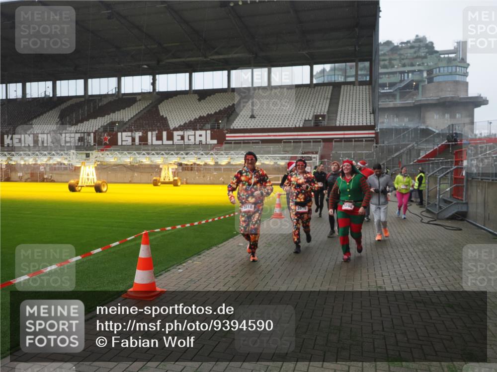 07.12.2025 - St. Pauli X-Mass-Run No. 15 Fabian Wolf http://msf.ph/oto/9394590 07.12.2025 10:25:53 Ziel 50, 129, 211, 369, 374, 387, 398, 404, 422, 1069, 1227, 1538, 1561, 1581, 1586, 2041, 2104, 2106, 2149, 2191, 2215, 2896, 3779, 3805, 3910, 3918, 4300, 4301, 4501, 4775, 4782 meine-sportfotos.de
