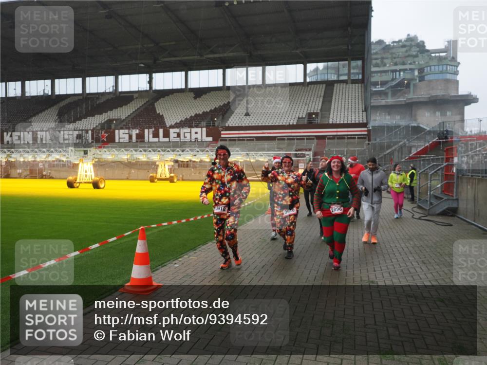 07.12.2025 - St. Pauli X-Mass-Run No. 15 Fabian Wolf http://msf.ph/oto/9394592 07.12.2025 10:25:54 Ziel 50, 211, 369, 374, 387, 398, 422, 1069, 1227, 1538, 1561, 1581, 1586, 2041, 2104, 2106, 2149, 2191, 2215, 2896, 3779, 3805, 3910, 3918, 4300, 4301, 4501, 4775, 4782 meine-sportfotos.de