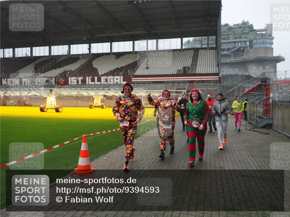 07.12.2025 - St. Pauli X-Mass-Run No. 15 Fabian Wolf http://msf.ph/oto/9394593 07.12.2025 10:25:54 Ziel 50, 211, 369, 374, 387, 398, 422, 1069, 1227, 1538, 1561, 1581, 1586, 2041, 2104, 2106, 2149, 2191, 2215, 2896, 3779, 3805, 3910, 3918, 4300, 4301, 4501, 4775, 4782 meine-sportfotos.de