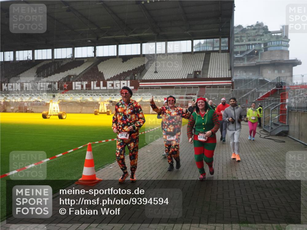 07.12.2025 - St. Pauli X-Mass-Run No. 15 Fabian Wolf http://msf.ph/oto/9394594 07.12.2025 10:25:54 Ziel 50, 211, 369, 374, 387, 398, 422, 1069, 1227, 1538, 1561, 1581, 1586, 2041, 2104, 2106, 2149, 2191, 2215, 2896, 3779, 3805, 3910, 3918, 4300, 4301, 4501, 4775, 4782 meine-sportfotos.de