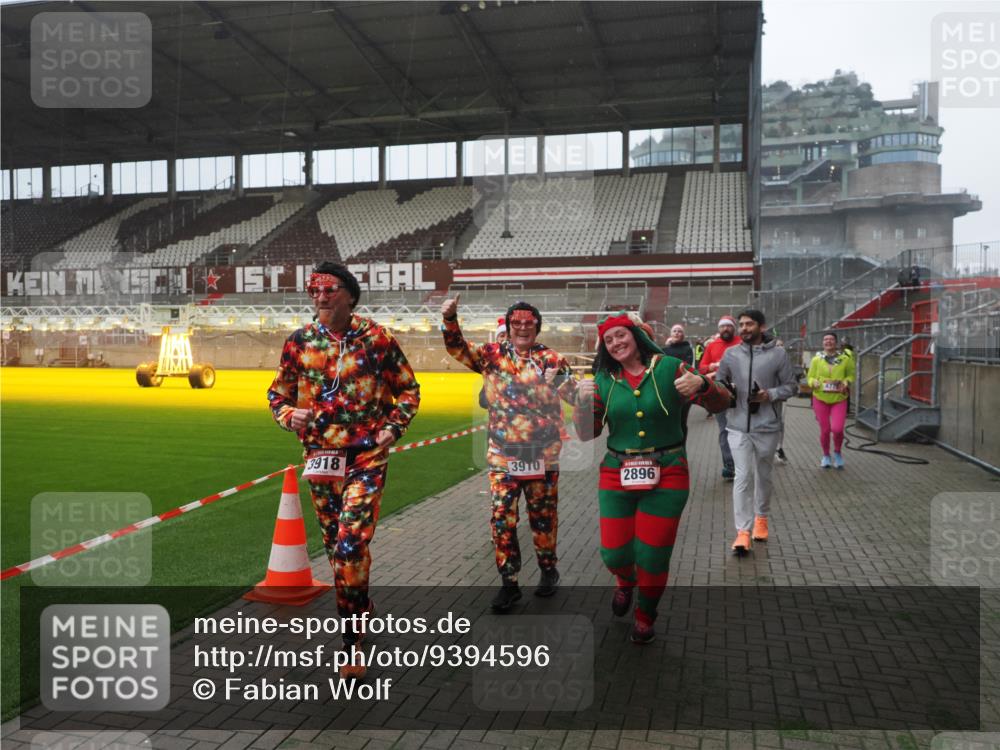 07.12.2025 - St. Pauli X-Mass-Run No. 15 Fabian Wolf http://msf.ph/oto/9394596 07.12.2025 10:25:55 Ziel 50, 211, 369, 374, 387, 398, 422, 1069, 1227, 1538, 1561, 1581, 1586, 2041, 2104, 2106, 2149, 2191, 2215, 2896, 3779, 3805, 3910, 3918, 4300, 4301, 4501, 4775, 4782 meine-sportfotos.de