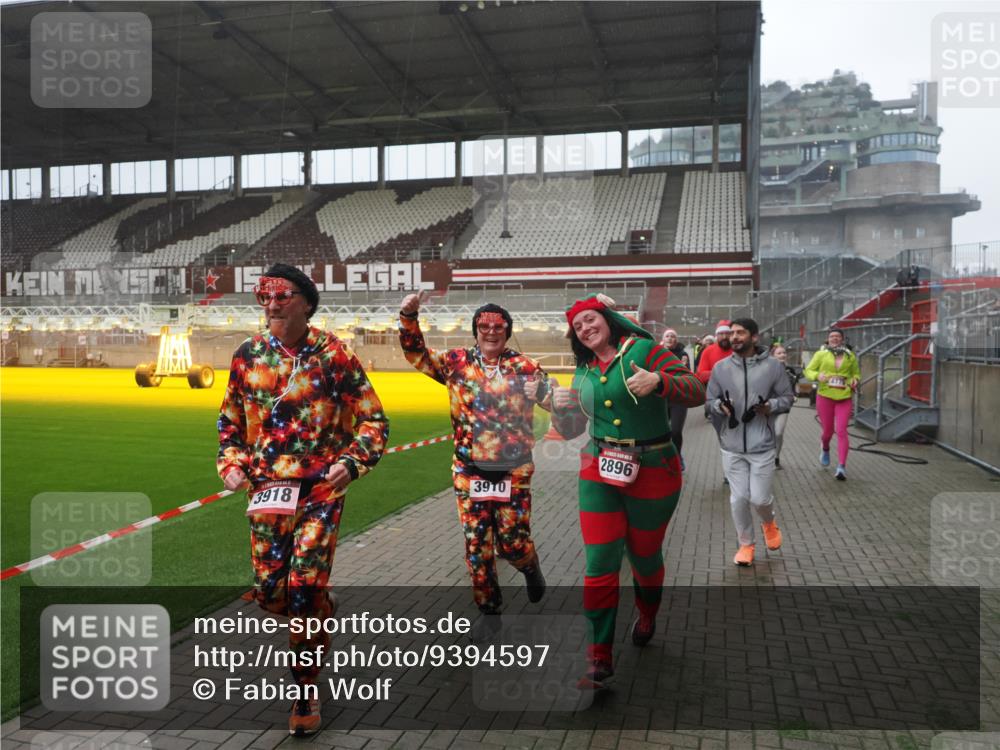 07.12.2025 - St. Pauli X-Mass-Run No. 15 Fabian Wolf http://msf.ph/oto/9394597 07.12.2025 10:25:55 Ziel 50, 211, 369, 374, 387, 398, 422, 1069, 1227, 1538, 1561, 1581, 1586, 2041, 2104, 2106, 2149, 2191, 2215, 2896, 3779, 3805, 3910, 3918, 4300, 4301, 4501, 4775, 4782 meine-sportfotos.de