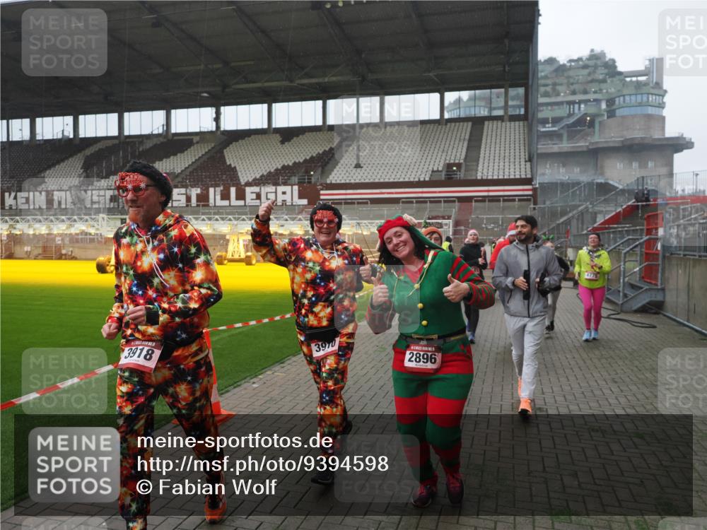 07.12.2025 - St. Pauli X-Mass-Run No. 15 Fabian Wolf http://msf.ph/oto/9394598 07.12.2025 10:25:55 Ziel 50, 211, 369, 374, 387, 398, 422, 1069, 1227, 1538, 1561, 1581, 1586, 2041, 2104, 2106, 2149, 2191, 2215, 2896, 3779, 3805, 3910, 3918, 4300, 4301, 4501, 4775, 4782 meine-sportfotos.de