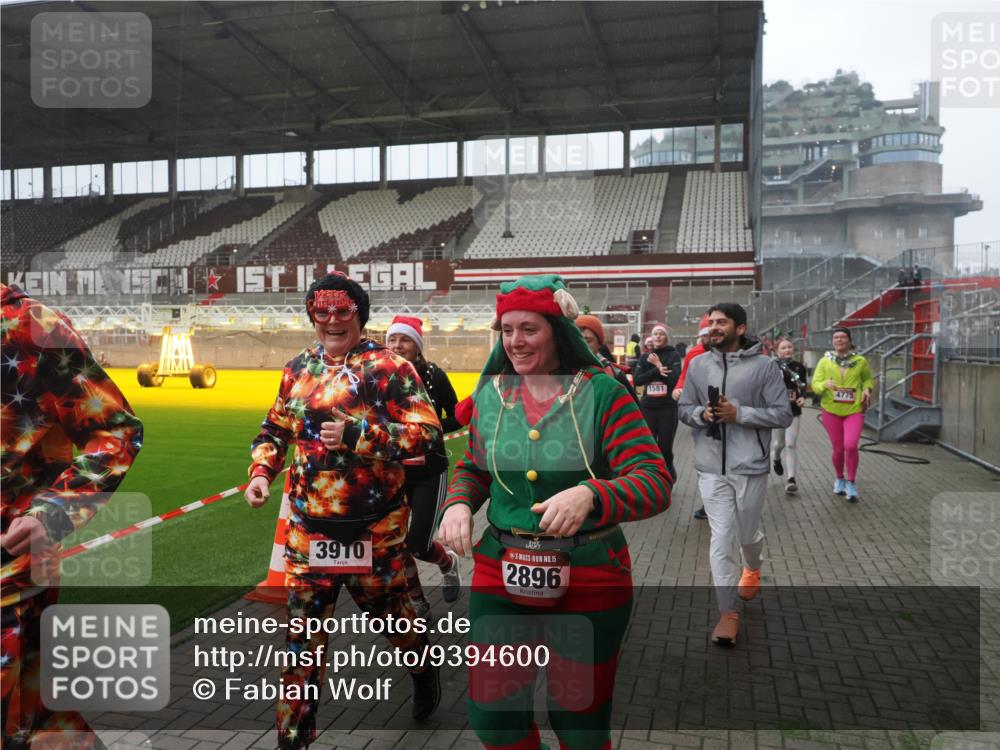 07.12.2025 - St. Pauli X-Mass-Run No. 15 Fabian Wolf http://msf.ph/oto/9394600 07.12.2025 10:25:55 Ziel 50, 211, 369, 374, 387, 398, 422, 1069, 1227, 1538, 1561, 1581, 1586, 2041, 2104, 2106, 2149, 2191, 2215, 2896, 3779, 3805, 3910, 3918, 4300, 4301, 4501, 4775, 4782 meine-sportfotos.de