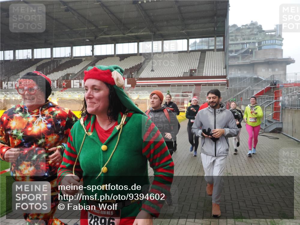 07.12.2025 - St. Pauli X-Mass-Run No. 15 Fabian Wolf http://msf.ph/oto/9394602 07.12.2025 10:25:56 Ziel 369, 374, 387, 398, 422, 1227, 1538, 1561, 1581, 1586, 2041, 2104, 2106, 2149, 2191, 2215, 2896, 3779, 3805, 3910, 3918, 4300, 4301, 4492, 4501, 4775, 4782 meine-sportfotos.de