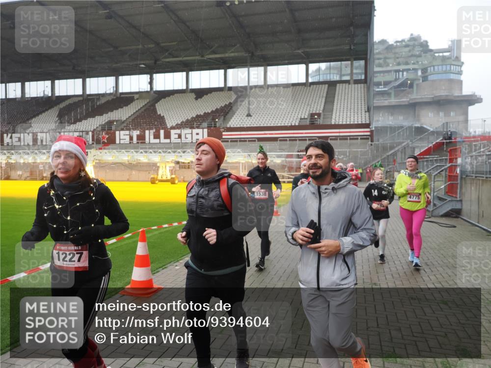 07.12.2025 - St. Pauli X-Mass-Run No. 15 Fabian Wolf http://msf.ph/oto/9394604 07.12.2025 10:25:56 Ziel 369, 374, 387, 398, 422, 1227, 1538, 1561, 1581, 1586, 2041, 2104, 2106, 2149, 2191, 2215, 2896, 3779, 3805, 3910, 3918, 4300, 4301, 4492, 4501, 4775, 4782 meine-sportfotos.de
