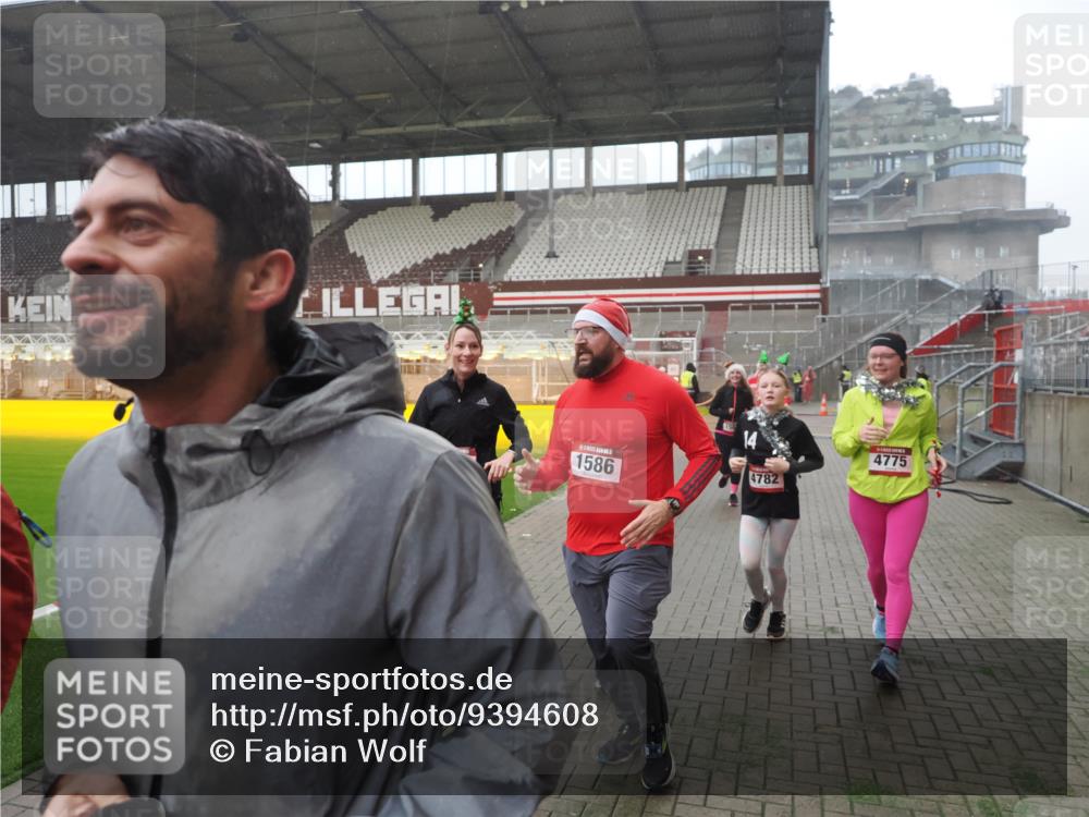07.12.2025 - St. Pauli X-Mass-Run No. 15 Fabian Wolf http://msf.ph/oto/9394608 07.12.2025 10:25:57 Ziel 369, 374, 387, 398, 422, 1227, 1538, 1561, 1581, 1586, 2041, 2104, 2106, 2149, 2191, 2215, 2896, 3779, 3805, 3910, 3918, 4300, 4301, 4492, 4775, 4782 meine-sportfotos.de