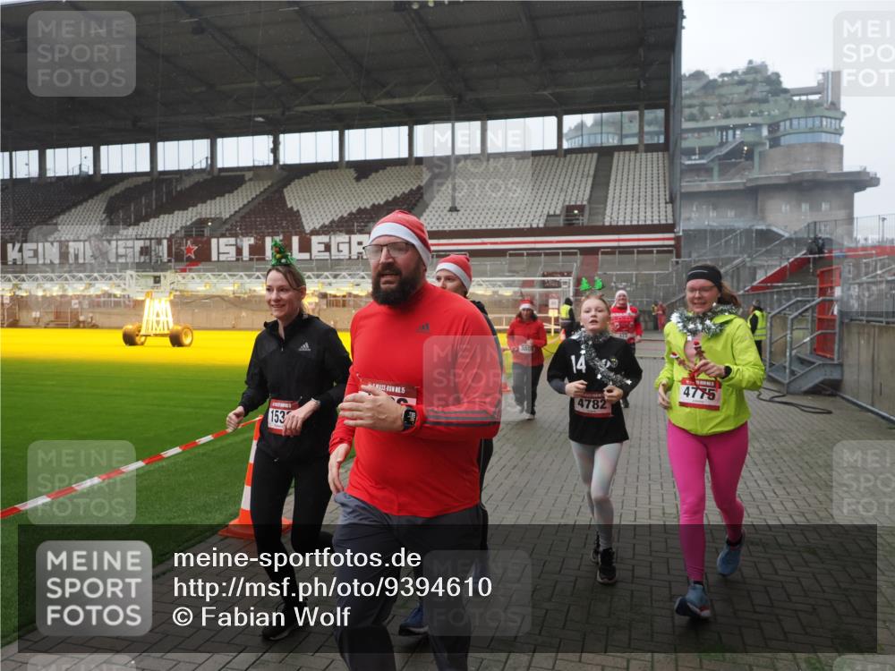 07.12.2025 - St. Pauli X-Mass-Run No. 15 Fabian Wolf http://msf.ph/oto/9394610 07.12.2025 10:25:57 Ziel 369, 374, 387, 398, 422, 1227, 1538, 1561, 1581, 1586, 2041, 2104, 2106, 2149, 2191, 2215, 2896, 3779, 3805, 3910, 3918, 4300, 4301, 4492, 4775, 4782 meine-sportfotos.de