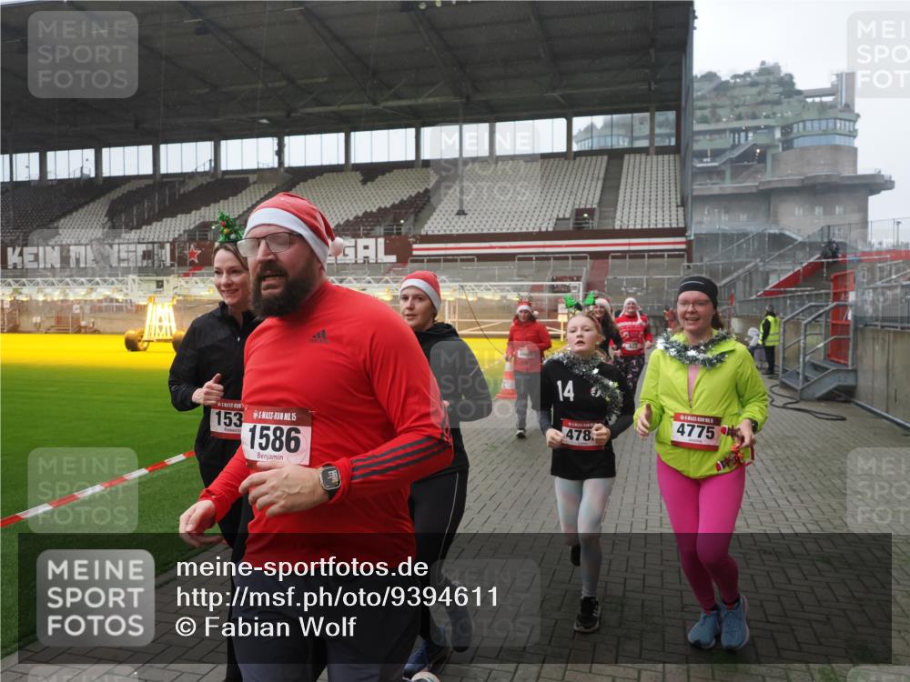 07.12.2025 - St. Pauli X-Mass-Run No. 15 Fabian Wolf http://msf.ph/oto/9394611 07.12.2025 10:25:58 Ziel 369, 374, 387, 398, 422, 1227, 1538, 1561, 1581, 1586, 2041, 2104, 2106, 2149, 2191, 2215, 2896, 3779, 3805, 3910, 3918, 4300, 4301, 4492, 4775, 4782 meine-sportfotos.de