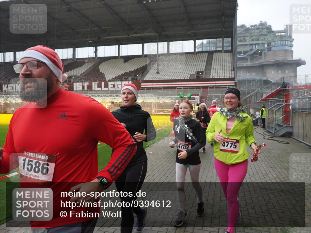 07.12.2025 - St. Pauli X-Mass-Run No. 15 Fabian Wolf http://msf.ph/oto/9394612 07.12.2025 10:25:58 Ziel 369, 374, 387, 398, 422, 1227, 1538, 1561, 1581, 1586, 2041, 2104, 2106, 2149, 2191, 2215, 2896, 3779, 3805, 3910, 3918, 4300, 4301, 4492, 4775, 4782 meine-sportfotos.de