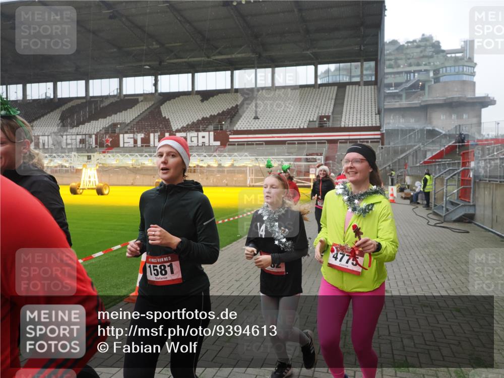 07.12.2025 - St. Pauli X-Mass-Run No. 15 Fabian Wolf http://msf.ph/oto/9394613 07.12.2025 10:25:58 Ziel 369, 374, 387, 398, 422, 1227, 1538, 1561, 1581, 1586, 2041, 2104, 2106, 2149, 2191, 2215, 2896, 3779, 3805, 3910, 3918, 4300, 4301, 4492, 4775, 4782 meine-sportfotos.de