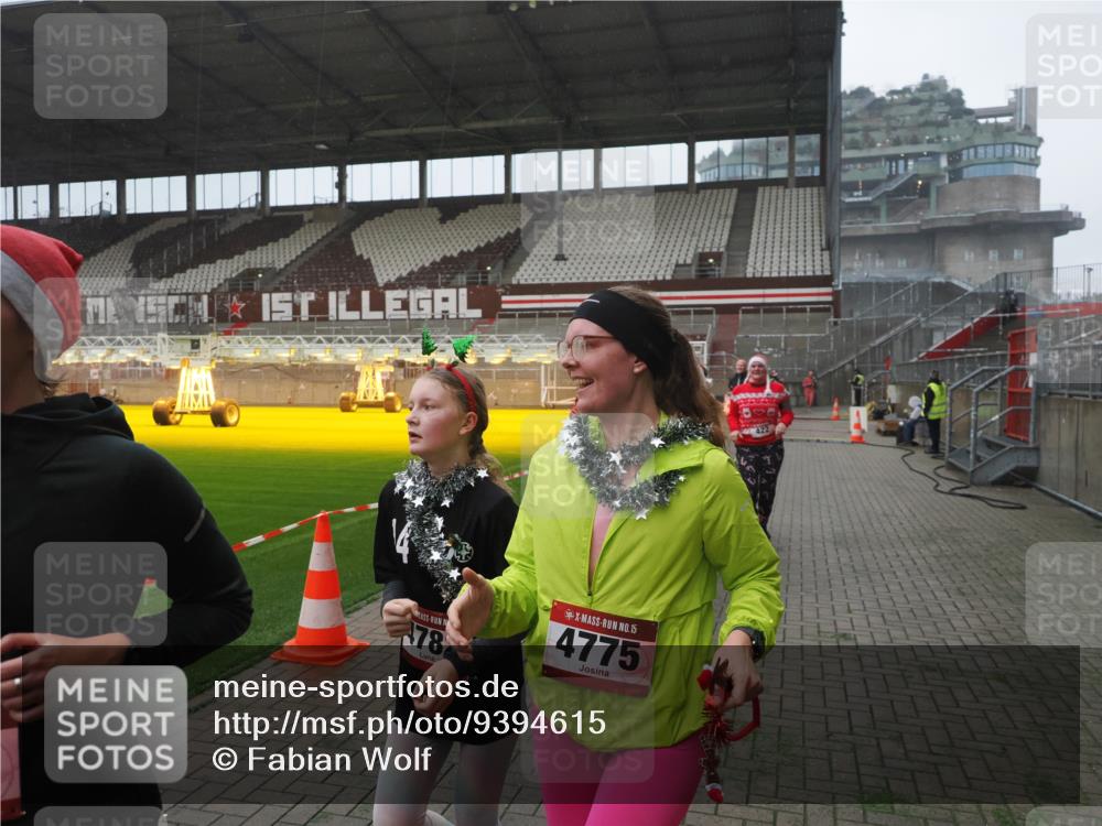 07.12.2025 - St. Pauli X-Mass-Run No. 15 Fabian Wolf http://msf.ph/oto/9394615 07.12.2025 10:25:58 Ziel 369, 374, 387, 398, 422, 1227, 1538, 1561, 1581, 1586, 2041, 2104, 2106, 2149, 2191, 2215, 2896, 3779, 3805, 3910, 3918, 4300, 4301, 4492, 4775, 4782 meine-sportfotos.de