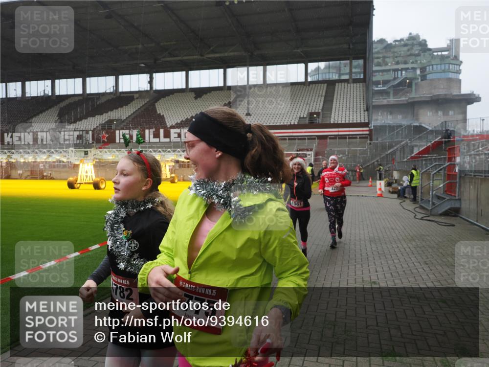 07.12.2025 - St. Pauli X-Mass-Run No. 15 Fabian Wolf http://msf.ph/oto/9394616 07.12.2025 10:25:59 Ziel 369, 374, 387, 398, 422, 1227, 1538, 1561, 1581, 1586, 2041, 2104, 2106, 2149, 2191, 2215, 2896, 3805, 3910, 3918, 4300, 4301, 4492, 4775, 4782 meine-sportfotos.de