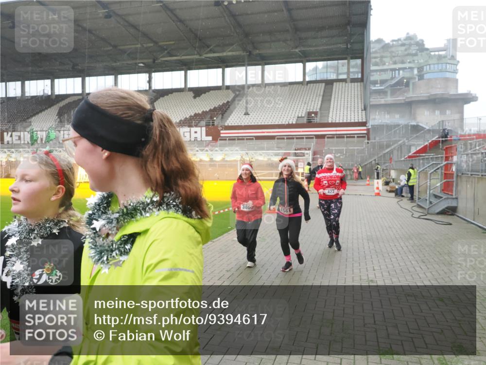 07.12.2025 - St. Pauli X-Mass-Run No. 15 Fabian Wolf http://msf.ph/oto/9394617 07.12.2025 10:25:59 Ziel 369, 374, 387, 398, 422, 1227, 1538, 1561, 1581, 1586, 2041, 2104, 2106, 2149, 2191, 2215, 2896, 3805, 3910, 3918, 4300, 4301, 4492, 4775, 4782 meine-sportfotos.de