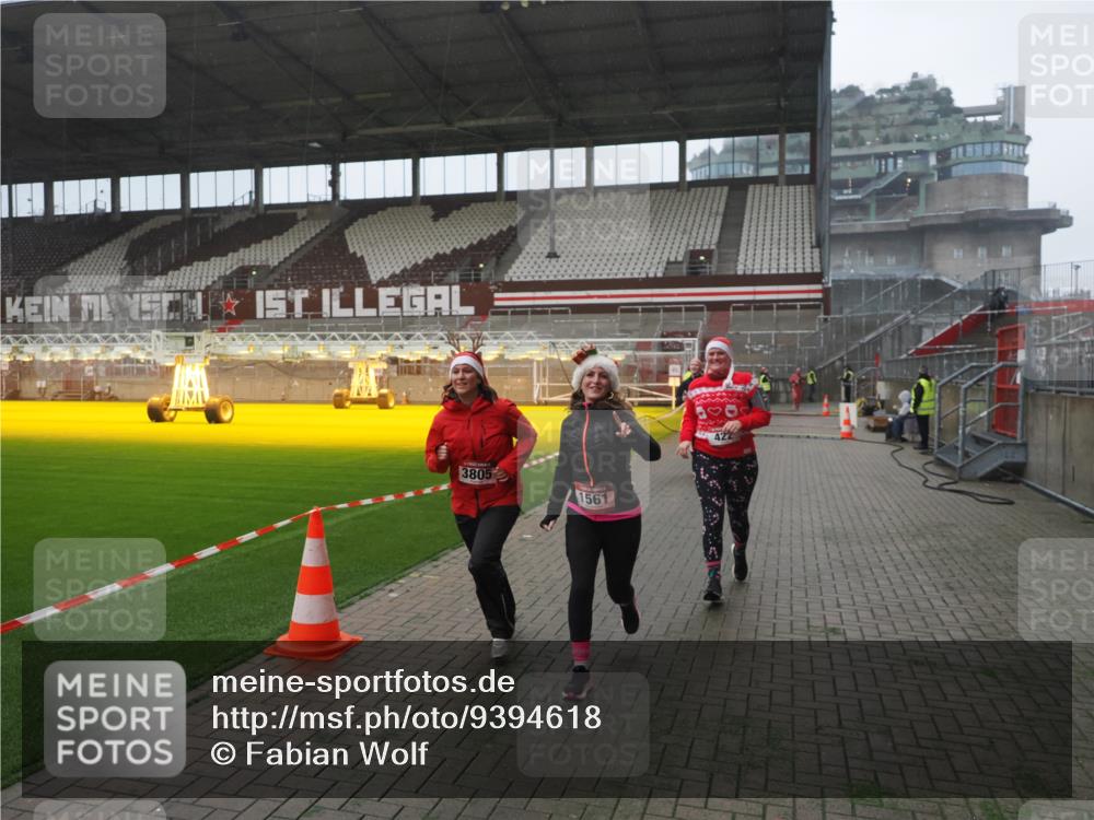 07.12.2025 - St. Pauli X-Mass-Run No. 15 Fabian Wolf http://msf.ph/oto/9394618 07.12.2025 10:25:59 Ziel 369, 374, 387, 398, 422, 1227, 1538, 1561, 1581, 1586, 2041, 2104, 2106, 2149, 2191, 2215, 2896, 3805, 3910, 3918, 4300, 4301, 4492, 4775, 4782 meine-sportfotos.de