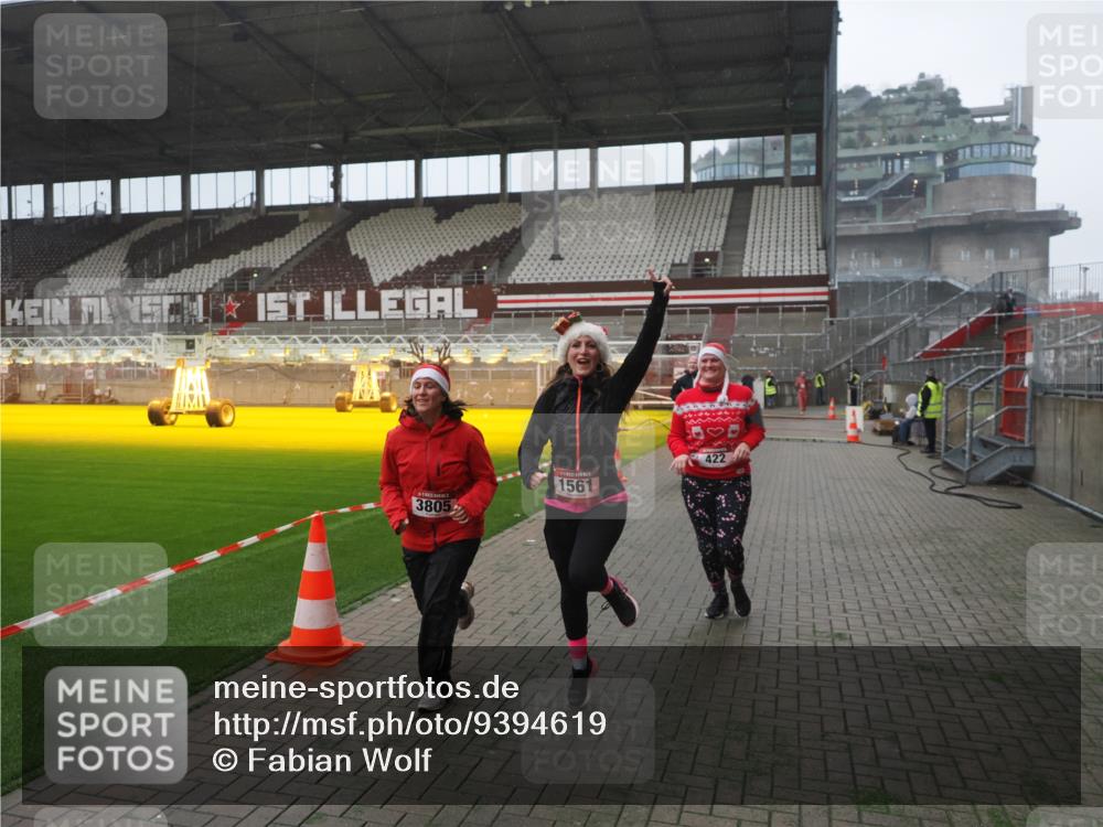 07.12.2025 - St. Pauli X-Mass-Run No. 15 Fabian Wolf http://msf.ph/oto/9394619 07.12.2025 10:25:59 Ziel 369, 374, 387, 398, 422, 1227, 1538, 1561, 1581, 1586, 2041, 2104, 2106, 2149, 2191, 2215, 2896, 3805, 3910, 3918, 4300, 4301, 4492, 4775, 4782 meine-sportfotos.de