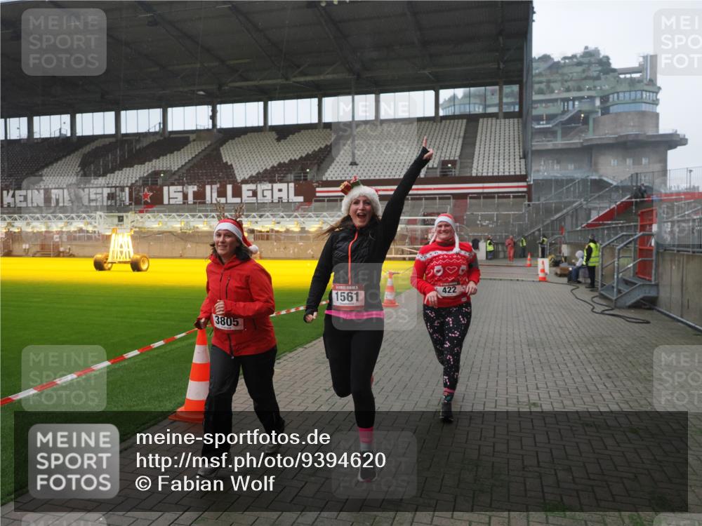 07.12.2025 - St. Pauli X-Mass-Run No. 15 Fabian Wolf http://msf.ph/oto/9394620 07.12.2025 10:26:00 Ziel 374, 387, 422, 1227, 1538, 1561, 1581, 1586, 2041, 2106, 2149, 2191, 2215, 2896, 3805, 3910, 3918, 4300, 4301, 4492, 4775, 4782 meine-sportfotos.de