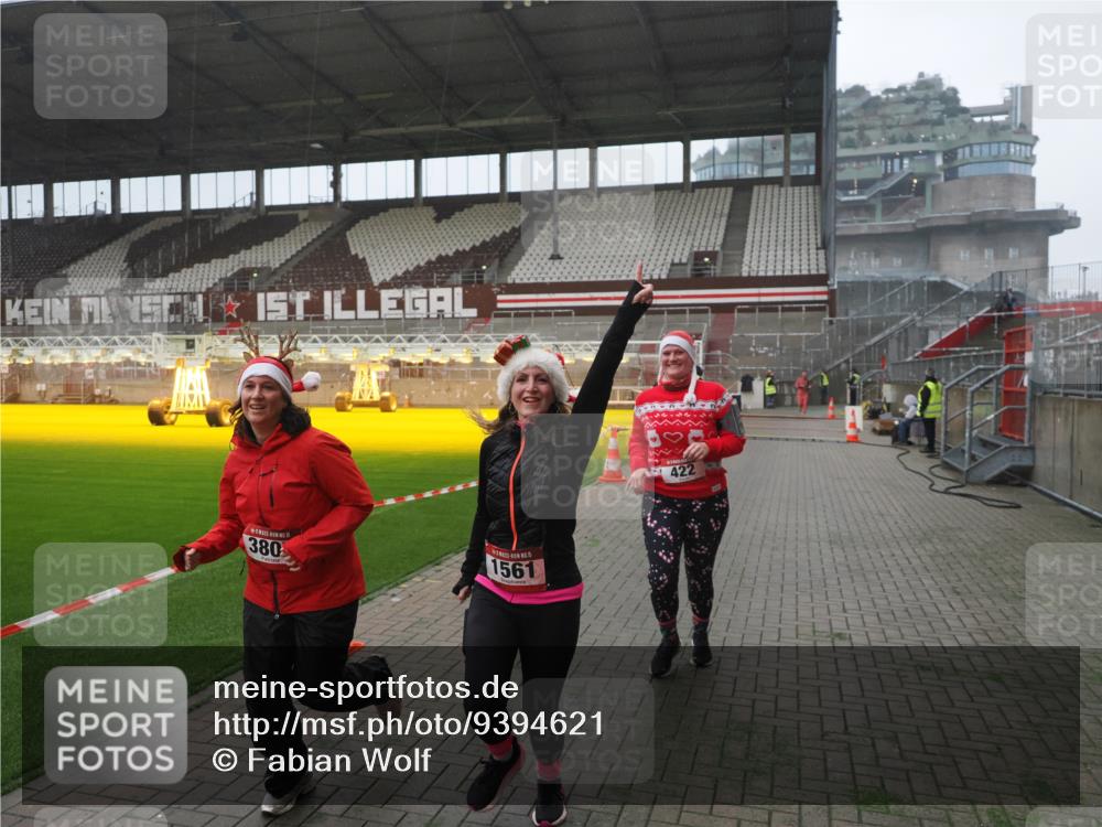 07.12.2025 - St. Pauli X-Mass-Run No. 15 Fabian Wolf http://msf.ph/oto/9394621 07.12.2025 10:26:00 Ziel 374, 387, 422, 1227, 1538, 1561, 1581, 1586, 2041, 2106, 2149, 2191, 2215, 2896, 3805, 3910, 3918, 4300, 4301, 4492, 4775, 4782 meine-sportfotos.de