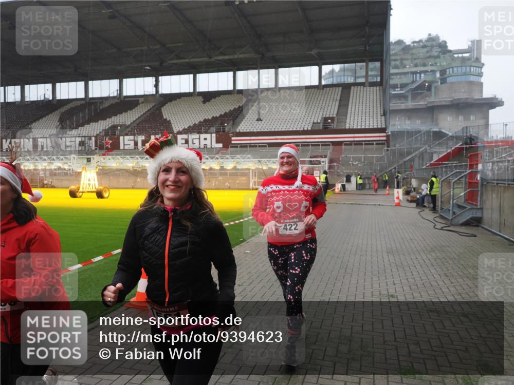 07.12.2025 - St. Pauli X-Mass-Run No. 15 Fabian Wolf http://msf.ph/oto/9394623 07.12.2025 10:26:00 Ziel 374, 387, 422, 1227, 1538, 1561, 1581, 1586, 2041, 2106, 2149, 2191, 2215, 2896, 3805, 3910, 3918, 4300, 4301, 4492, 4775, 4782 meine-sportfotos.de