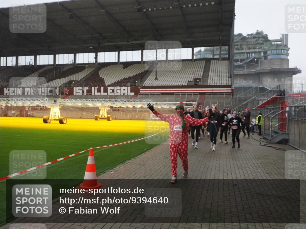 07.12.2025 - St. Pauli X-Mass-Run No. 15 Fabian Wolf http://msf.ph/oto/9394640 07.12.2025 10:26:20 Ziel 23, 28, 368, 1638, 1639, 2068, 2922, 3698, 3699, 4044, 4093, 4448, 4460, 4461, 4469, 4481, 4529, 4532, 4699, 4703, 4709, 5010 meine-sportfotos.de