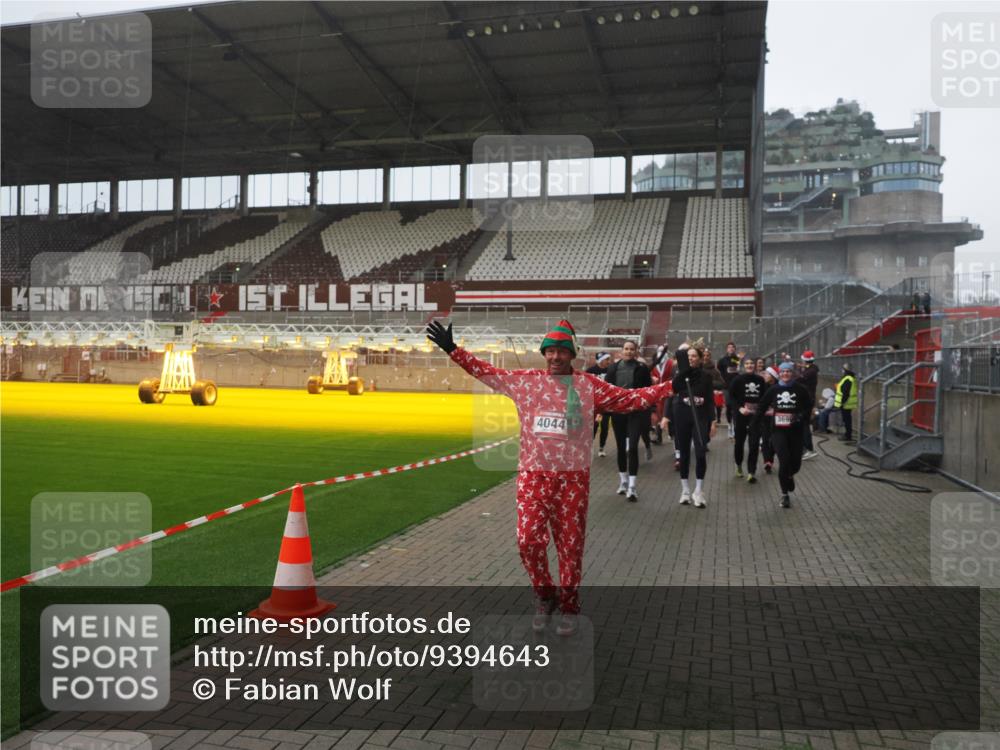 07.12.2025 - St. Pauli X-Mass-Run No. 15 Fabian Wolf http://msf.ph/oto/9394643 07.12.2025 10:26:21 Ziel 23, 28, 368, 1638, 1639, 2068, 2518, 2648, 2649, 2922, 3698, 3699, 4044, 4093, 4448, 4460, 4461, 4469, 4481, 4529, 4532, 4699, 4703, 4709, 5010 meine-sportfotos.de