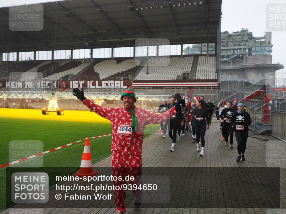 07.12.2025 - St. Pauli X-Mass-Run No. 15 Fabian Wolf http://msf.ph/oto/9394650 07.12.2025 10:26:22 Ziel 23, 28, 368, 1638, 1639, 2068, 2518, 2648, 2649, 2922, 3698, 3699, 4044, 4093, 4448, 4460, 4461, 4469, 4481, 4529, 4532, 4699, 4703, 4709, 5010 meine-sportfotos.de