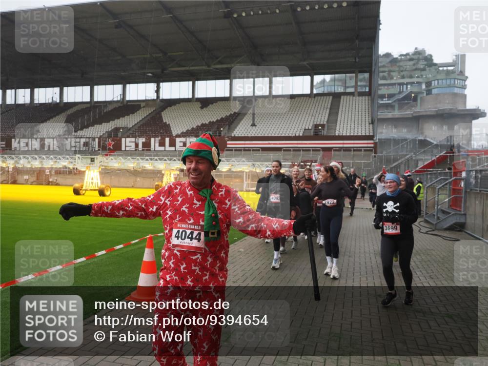 07.12.2025 - St. Pauli X-Mass-Run No. 15 Fabian Wolf http://msf.ph/oto/9394654 07.12.2025 10:26:23 Ziel 23, 28, 368, 1396, 1638, 1639, 2068, 2518, 2648, 2649, 2922, 3698, 3699, 4044, 4093, 4448, 4460, 4461, 4469, 4481, 4529, 4532, 4699, 4703, 4709, 5010 meine-sportfotos.de