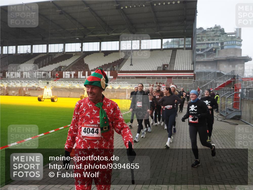 07.12.2025 - St. Pauli X-Mass-Run No. 15 Fabian Wolf http://msf.ph/oto/9394655 07.12.2025 10:26:23 Ziel 23, 28, 368, 1396, 1638, 1639, 2068, 2518, 2648, 2649, 2922, 3698, 3699, 4044, 4093, 4448, 4460, 4461, 4469, 4481, 4529, 4532, 4699, 4703, 4709, 5010 meine-sportfotos.de